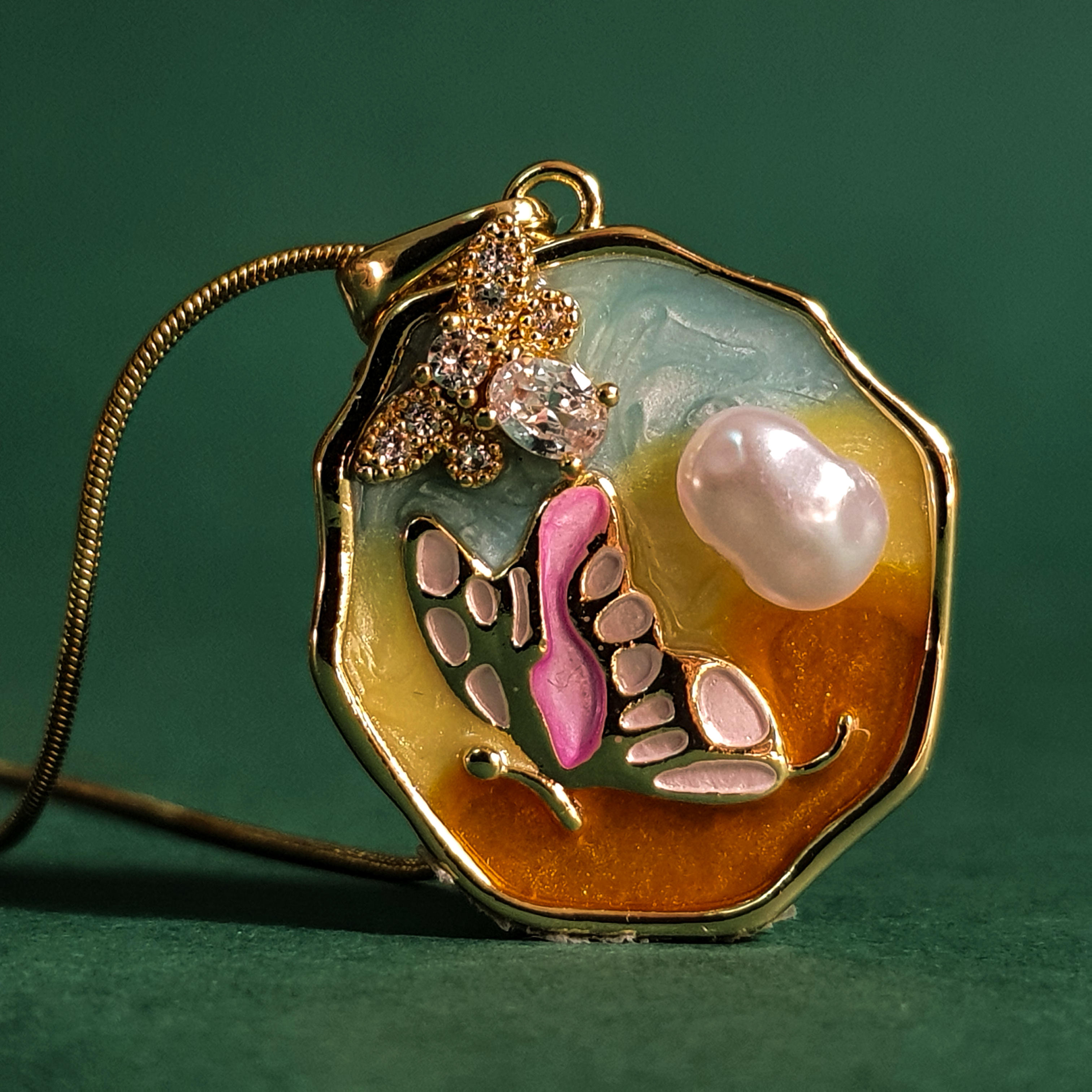 گردنبند میناکاری پروانه و گل