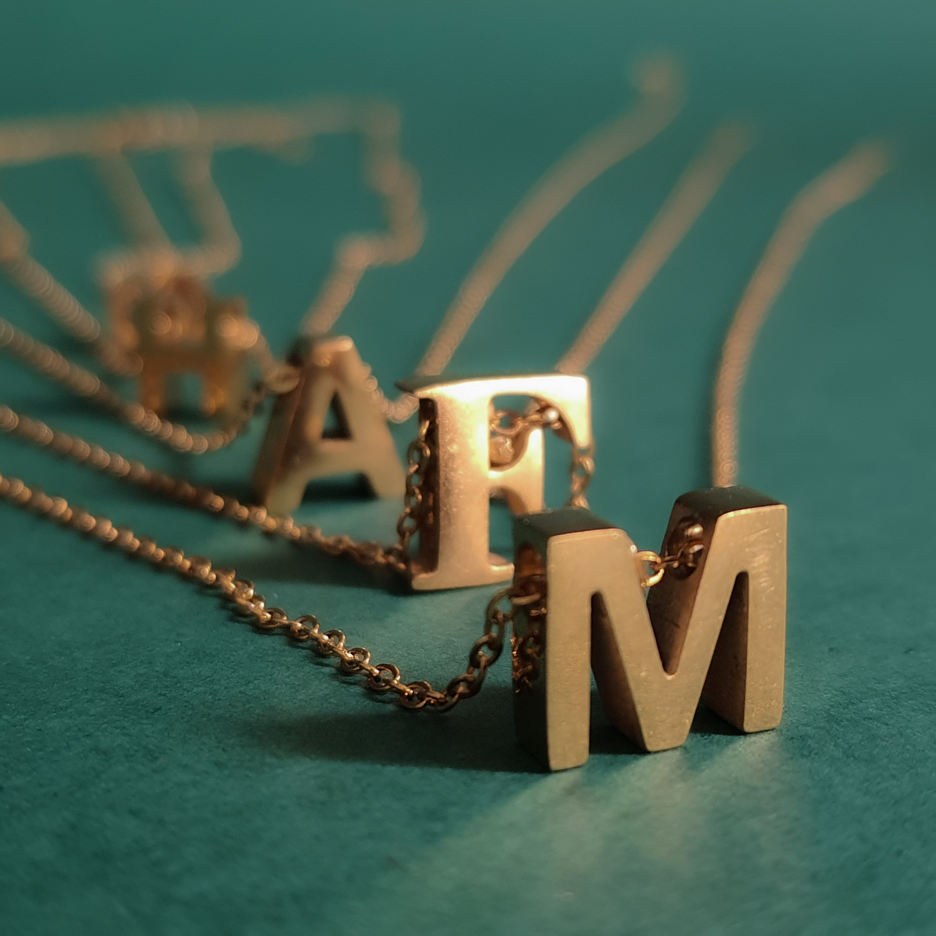 گردنبند حروف انگلیسی استیل طلایی