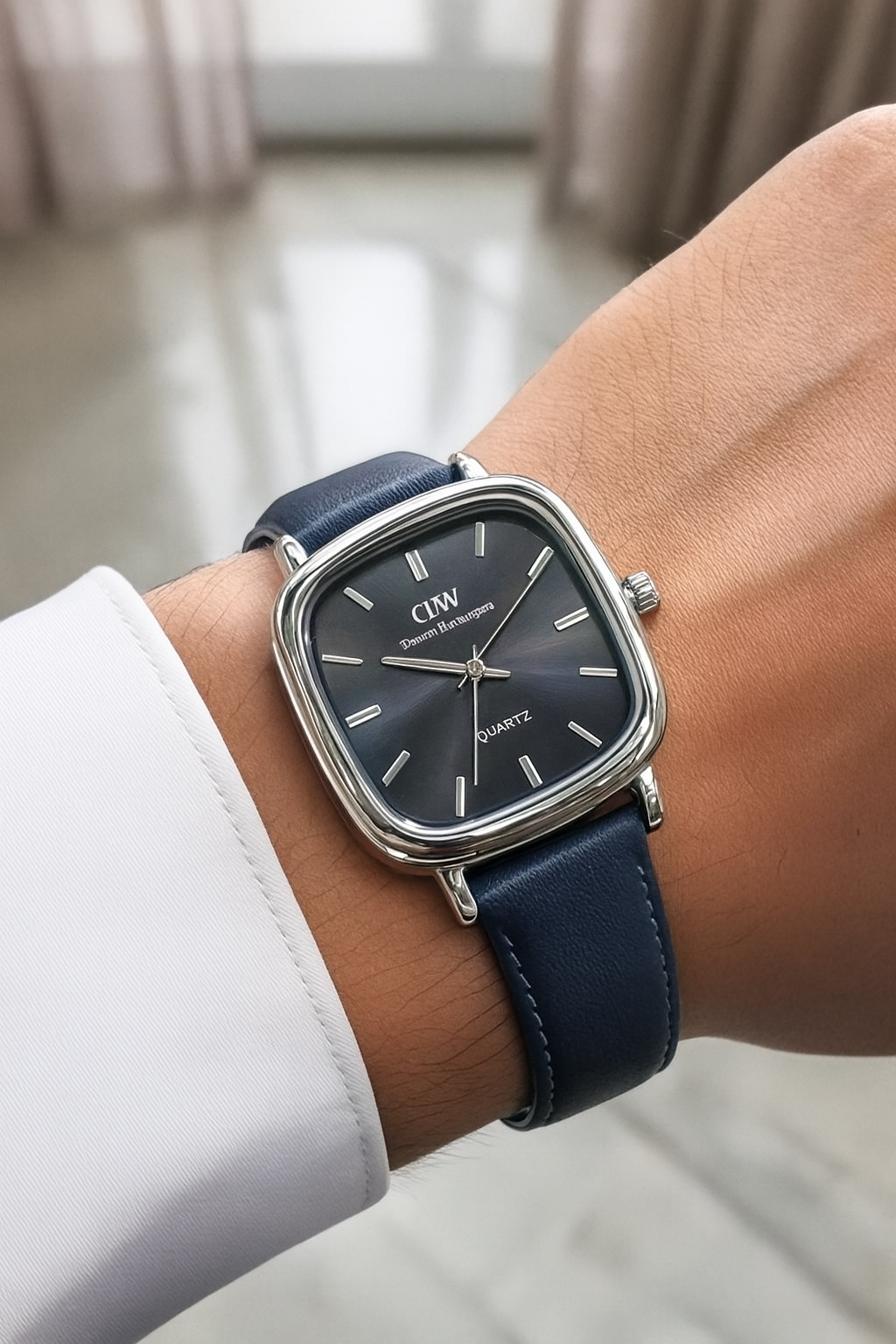 ساعت صفحه مربع بند چرم