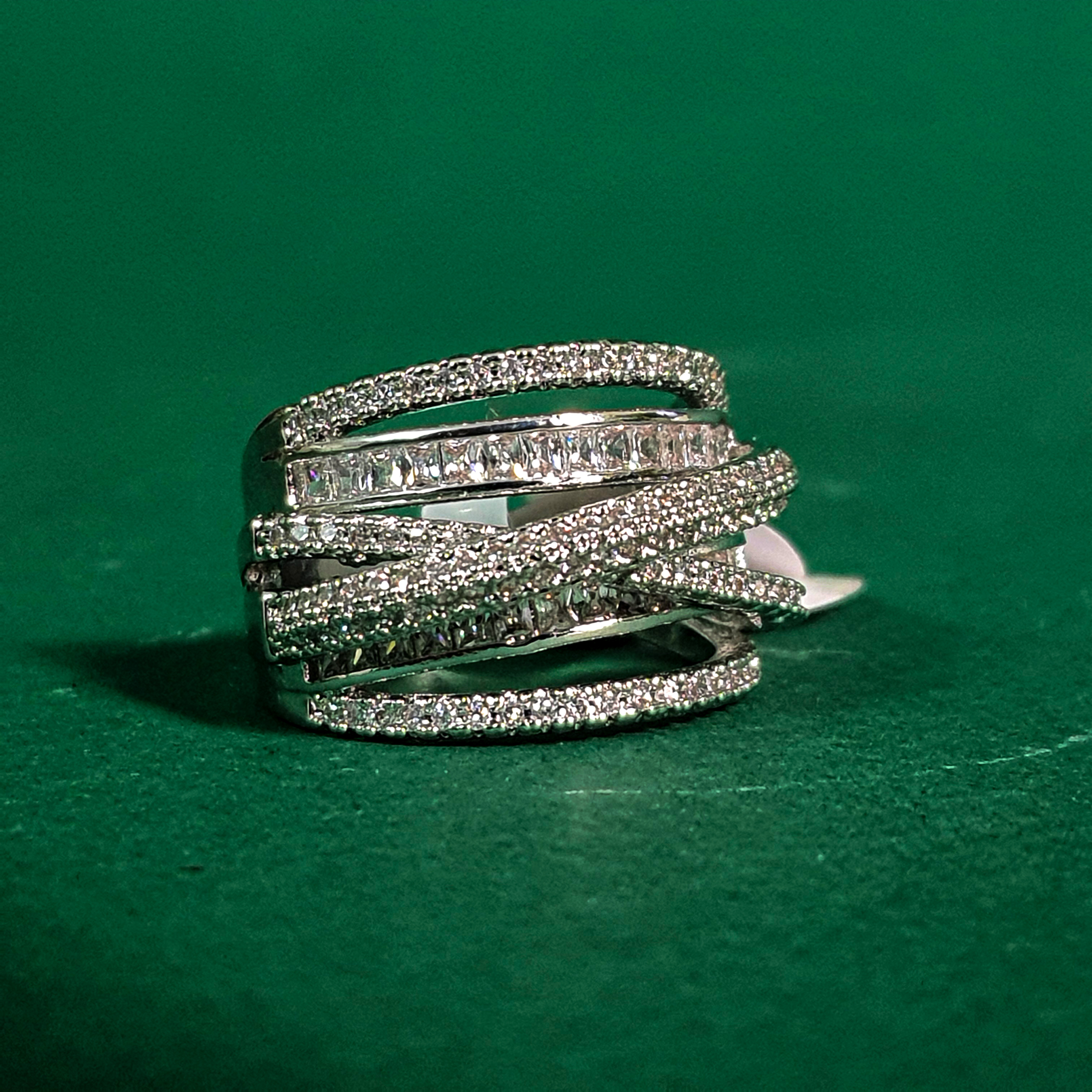 انگشتر جواهری لایه های درخشان